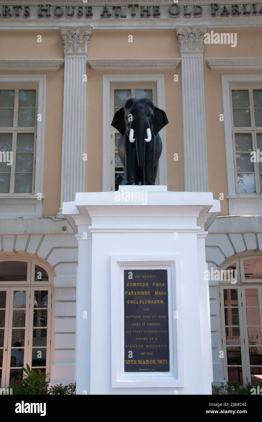 Monumento fuori dal vecchio Parlamento, Singapore, che segna una prima visita del re Chulalongkorn (Rama V) di Siam (in seguito Thailandia) Foto Stock