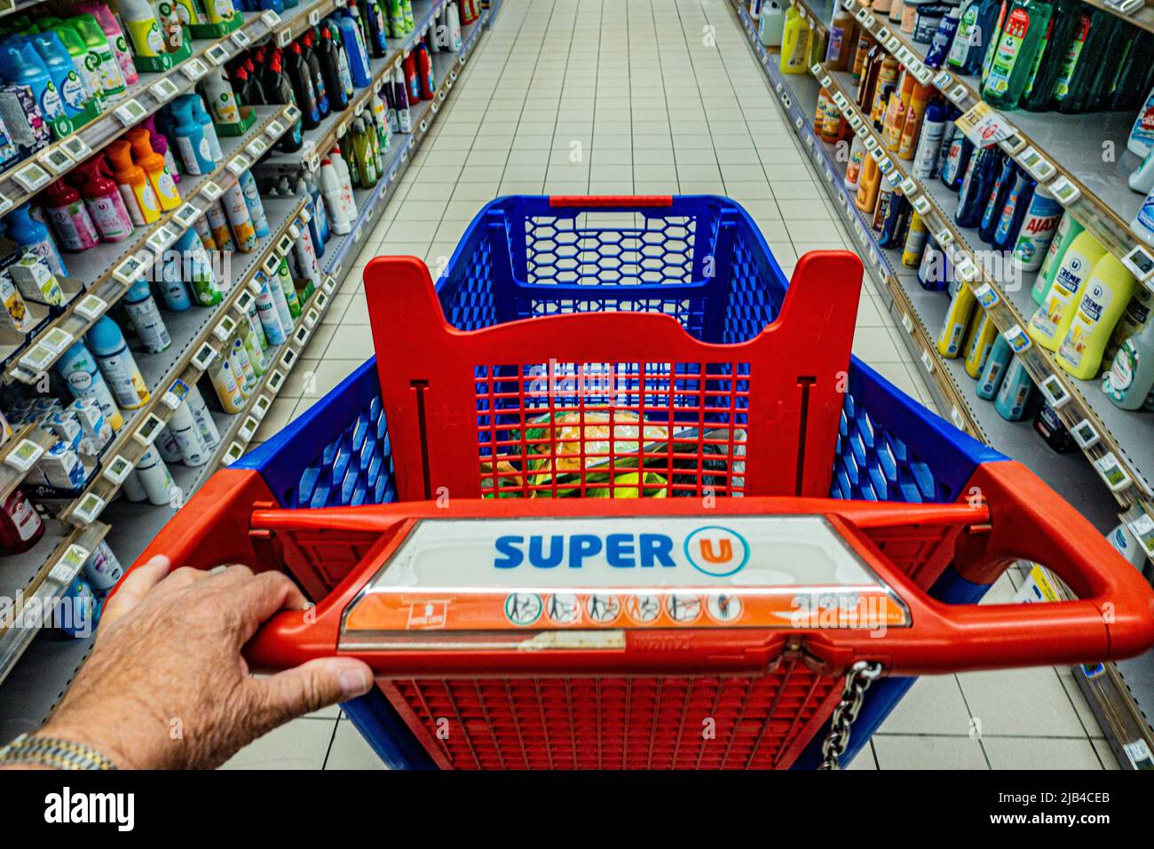 Interno del Super U French Supermarket che guarda giù nel carrello dello shopping Foto Stock