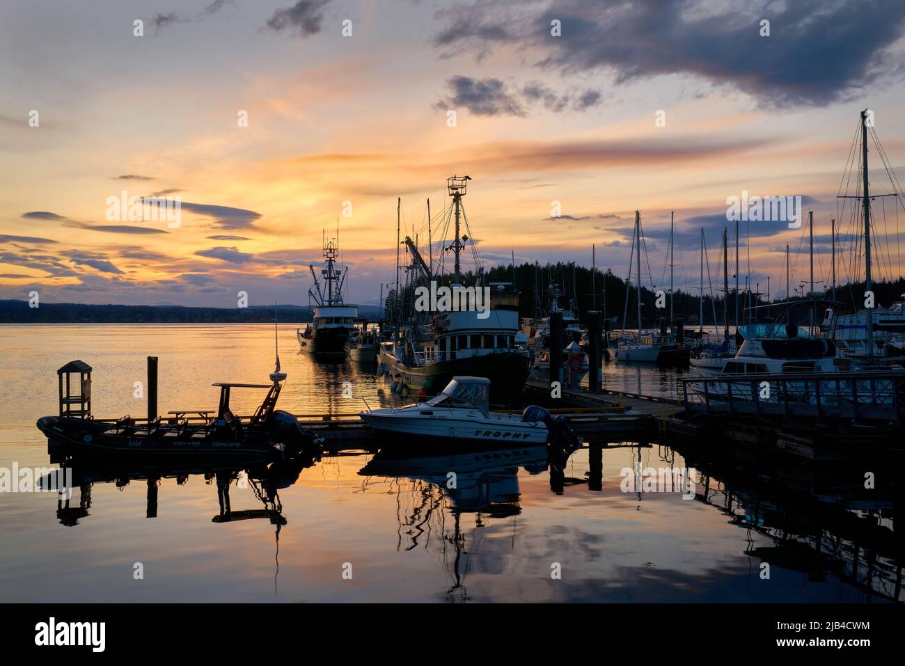 Quadra Island, British Columbia, Canada – 16 maggio 2022. Quathiaski Cove Sunset Quadra Island. Barche da pesca al tramonto a Quathiaski Cove. Foto Stock