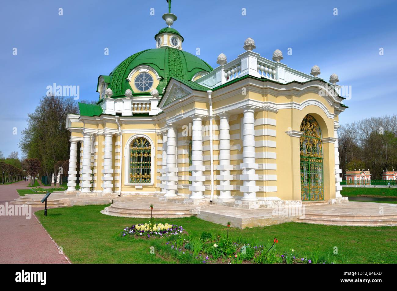 Mosca, Russia, 05.11.2022. Palazzo e parco complesso 'Kuskovo'. Facciata del padiglione della Grotta, architettura classica russa del XVIII secolo Foto Stock