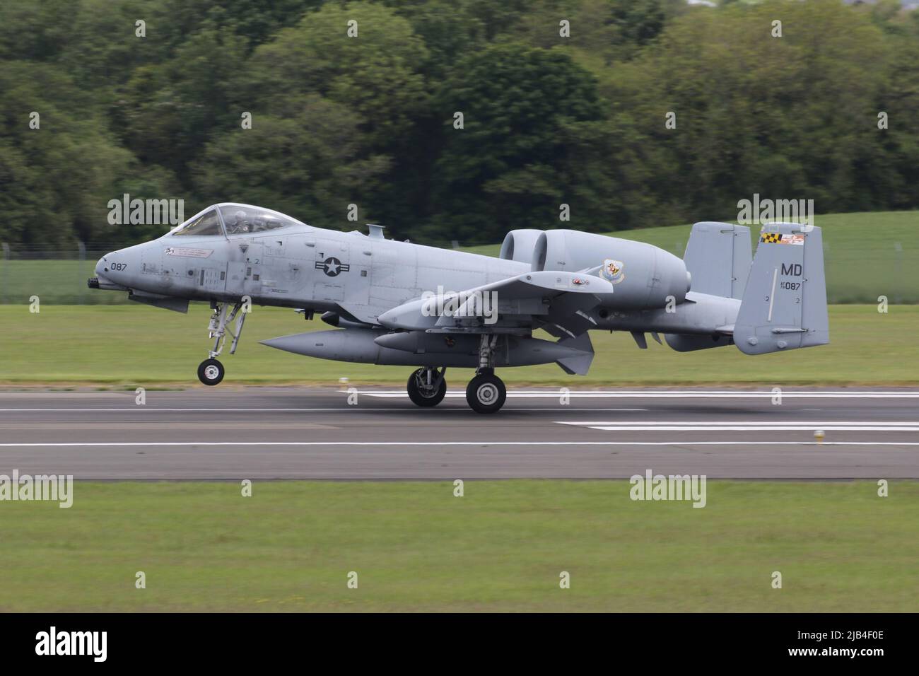 79-0087, una Repubblica di Fairchild A-10C Thunderbolt II (o Warthog) operata dalla 175th Wing della Guardia Nazionale aerea del Maryland dell'Aeronautica militare degli Stati Uniti, arrivando all'Aeroporto Internazionale di Prestwick in Ayrshire. L'aeromobile era uno dei dieci a-10Cs che attraversavano Prestwick durante il viaggio di ritorno dalla Lettonia agli Stati Uniti, dopo aver partecipato all'esercizio di Swift Response. Foto Stock