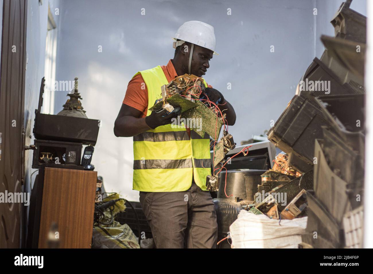 Mark Oluoch un addetto ai rifiuti elettronici con Waste Electrical and Electronic Equipment Center (WEEE Center) smista i rifiuti elettronici presso un centro di raccolta dei rifiuti elettronici a Nakuru prima che vengano successivamente trasportati a Nairobi per il riciclaggio. Il Kenya genera circa 11.000 tonnellate metriche di rifiuti elettronici ogni anno, la maggior parte di questi rifiuti contiene sostanze chimiche dannose come piombo, mercurio e fosforo. Si chiede di aumentare i tassi di raccolta e di riciclaggio dei rifiuti elettronici e plastici per salvaguardare l'ambiente e la salute pubblica. (Foto di James Wakibia/SOPA Images/Sipa USA) Foto Stock