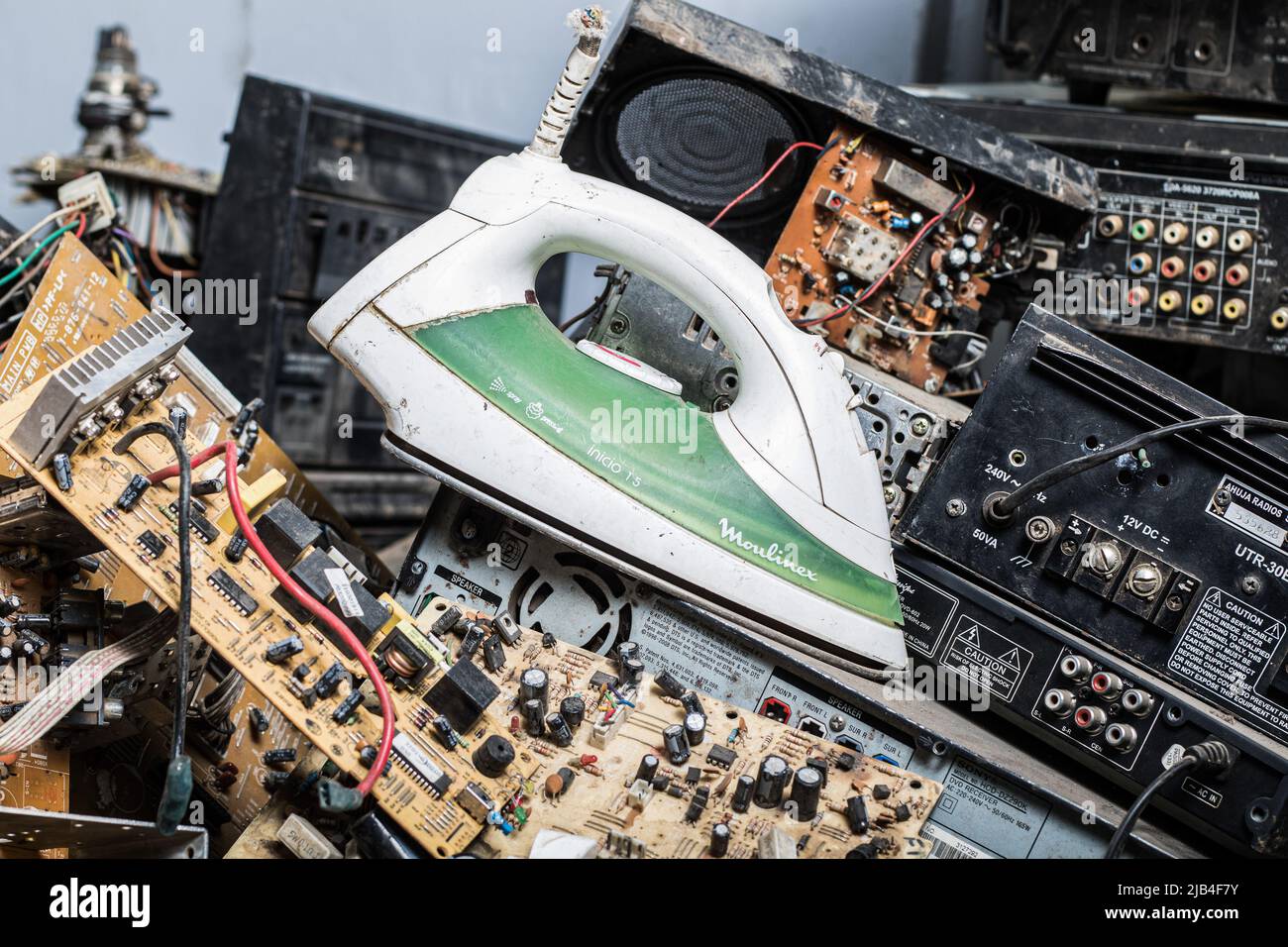 Una scatola di ferro elettrica rotta è vista tra altri rifiuti elettronici in un centro di raccolta rifiuti elettronici gestito da Waste Electrical and Electronic Equipment Center (WEEE Center), un'azienda di riciclaggio rifiuti elettronici con sede a Nairobi. Il Kenya genera circa 11.000 tonnellate metriche di rifiuti elettronici ogni anno, la maggior parte di questi rifiuti contiene sostanze chimiche dannose come piombo, mercurio e fosforo. Si chiede di aumentare i tassi di raccolta e di riciclaggio dei rifiuti elettronici e plastici per salvaguardare l'ambiente e la salute pubblica. (Foto di James Wakibia/SOPA Images/Sipa USA) Foto Stock