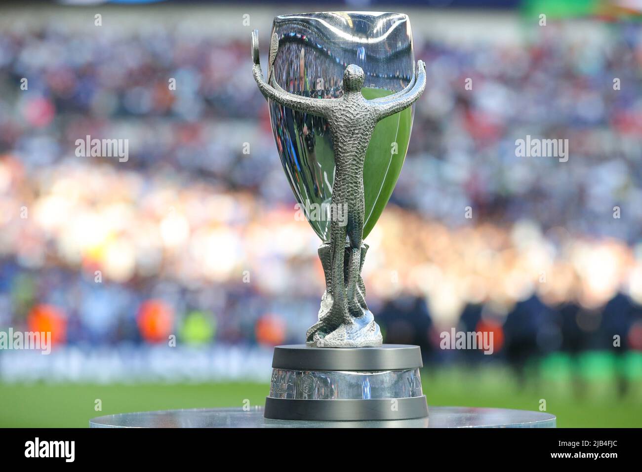 Londra, Inghilterra, 1st giugno 2022. Il Trofeo Finalissima prima del calcio d'inizio nella partita della Coppa dei campioni COMMEBOL-UEFA al Wembley Stadium di Londra. Il credito d'immagine dovrebbe essere: Jonathan Moscrop / Sportimage Credit: Sportimage/Alamy Live News Foto Stock