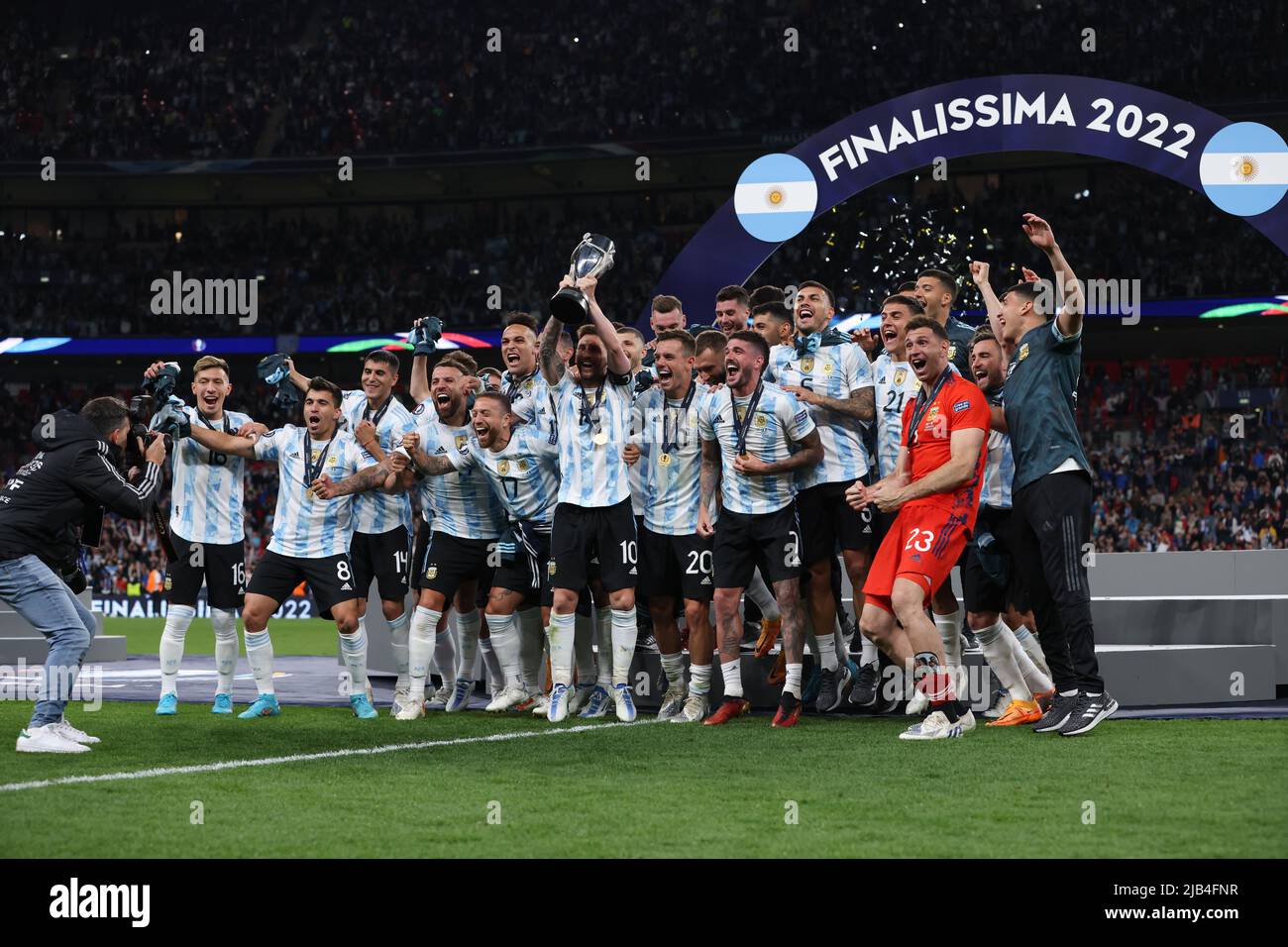 Londra, Inghilterra, 1st giugno 2022. Lionel messi dell'Argentina alza il trofeo per festeggiare con i compagni di squadra dopo la vittoria del 3-0 nella Coppa dei campioni COMMEBOL-UEFA al Wembley Stadium di Londra. Il credito d'immagine dovrebbe essere: Jonathan Moscrop / Sportimage Credit: Sportimage/Alamy Live News Foto Stock