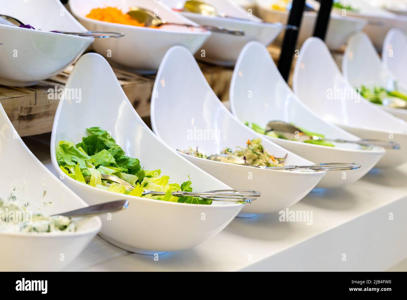 Salad bar con verdure nel ristorante. Concetto di cibo sano Foto Stock
