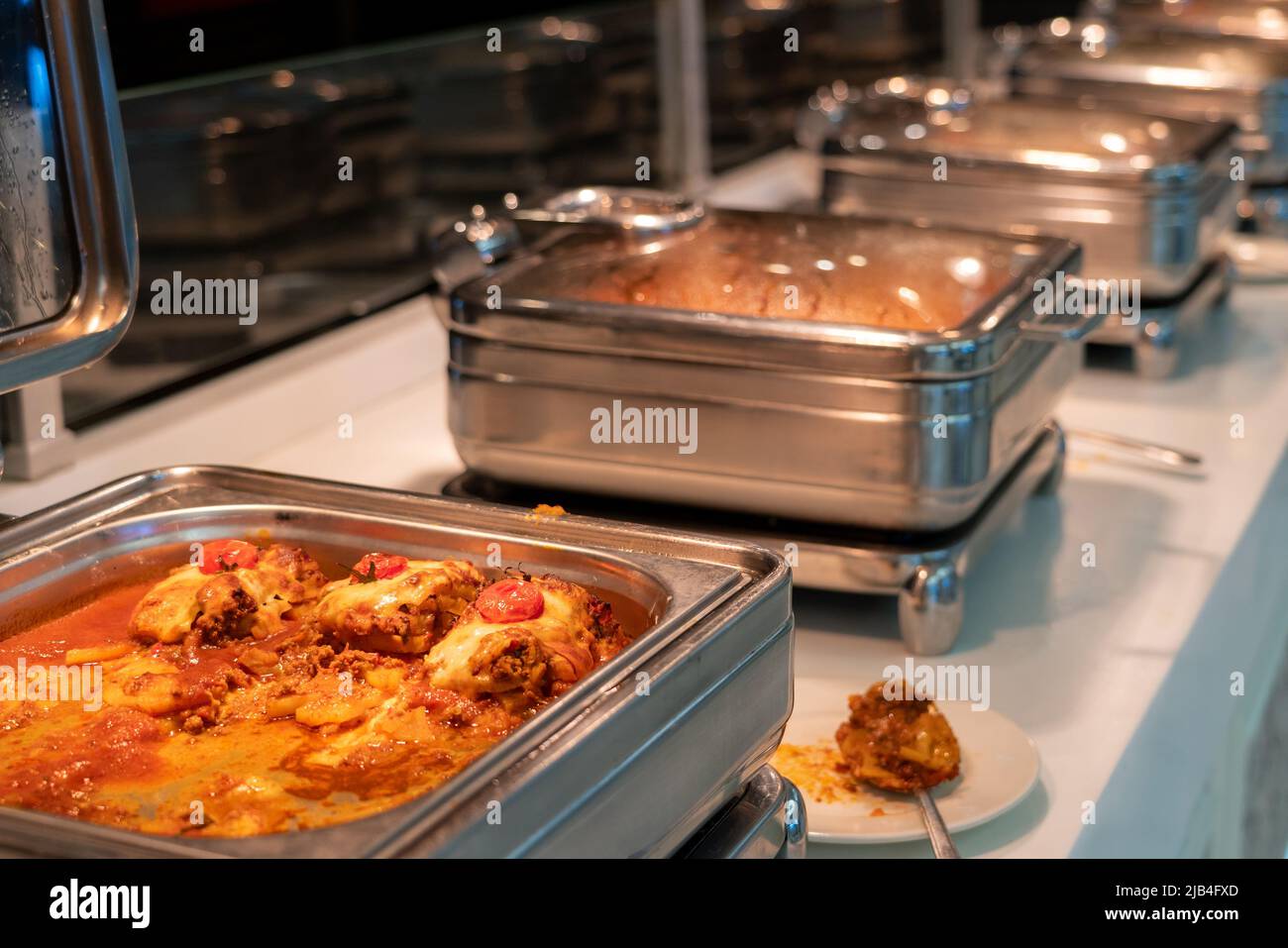 Il ristorante a buffet dell'hotel serve piatti caldi con piatti a base di carne Foto Stock