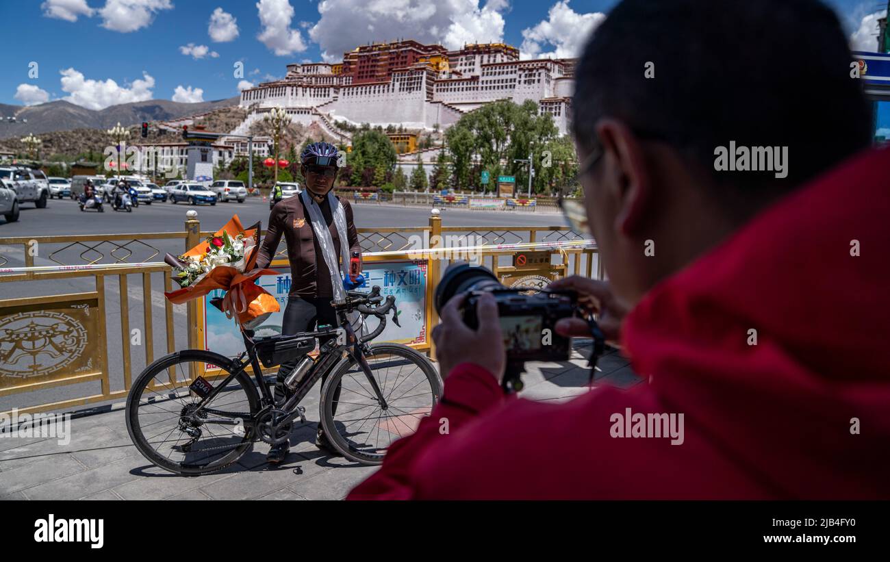 Lhasa, la regione autonoma cinese del Tibet. 29th maggio 2022. Jiang Wukai (R) scatta foto di Zeng Zhu, che ha appena completato la gara ciclistica, a Lhasa, regione autonoma del Tibet della Cina sudoccidentale, 29 maggio 2022. PER ANDARE CON 'Feature: Dilettanti ciclisti prendere giro epico al Tibet' Credit: Sun Fei/Xinhua/Alamy Live News Foto Stock