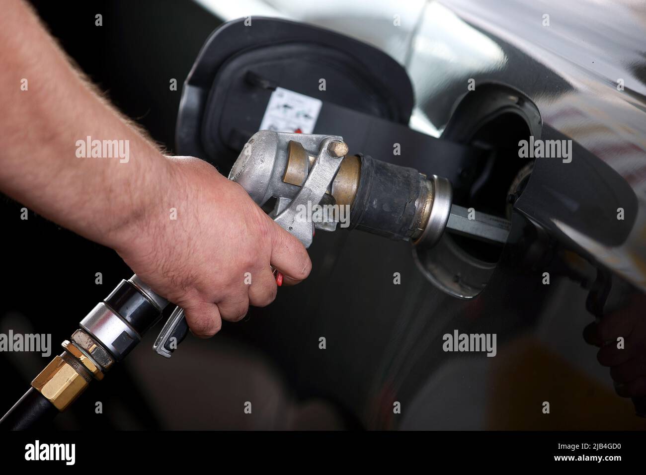 Cracovia, Polonia. 26th maggio 2022. Vista ravvicinata di una mano che regge una pompa del gas. Credit: SOPA Images Limited/Alamy Live News Foto Stock
