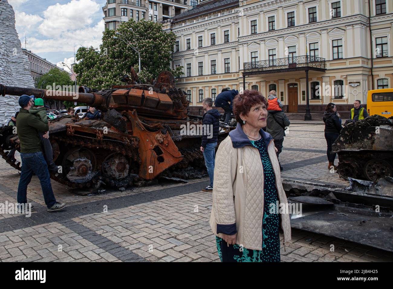 Kiev, Ucraina. 23rd maggio 2022. Una donna cammina attraverso una mostra di attrezzature russe distrutte nel centro di Kiev. Il Ministero degli Affari interni e il Museo Nazionale di Storia dell'Ucraina hanno messo in mostra all'esterno del monastero di San Michele con la cupola d'oro diversi pezzi di attrezzature russe distrutte come parte di una mostra intitolata ''Guerra d'indipendenza Ucraina 2022' (immagine di credito: © Richard Wright/SOPA Images via ZUMA Press Wire) Foto Stock