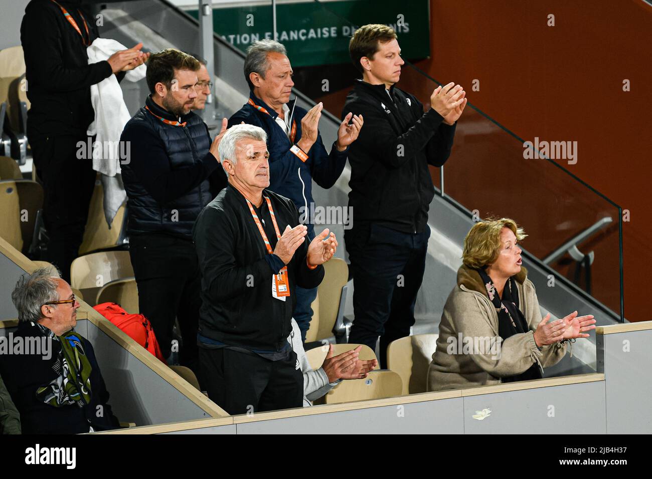 La scatola del giocatore di squadra di Stefanos Tsitsipas con suo padre Apostolos Tsitsipas e sua madre Julia Apostoli durante il torneo di tennis Open francese, Grand Slam il 24 maggio 2022 allo stadio Roland-Garros di Parigi, Francia - Foto Victor Joly / DPPI Foto Stock