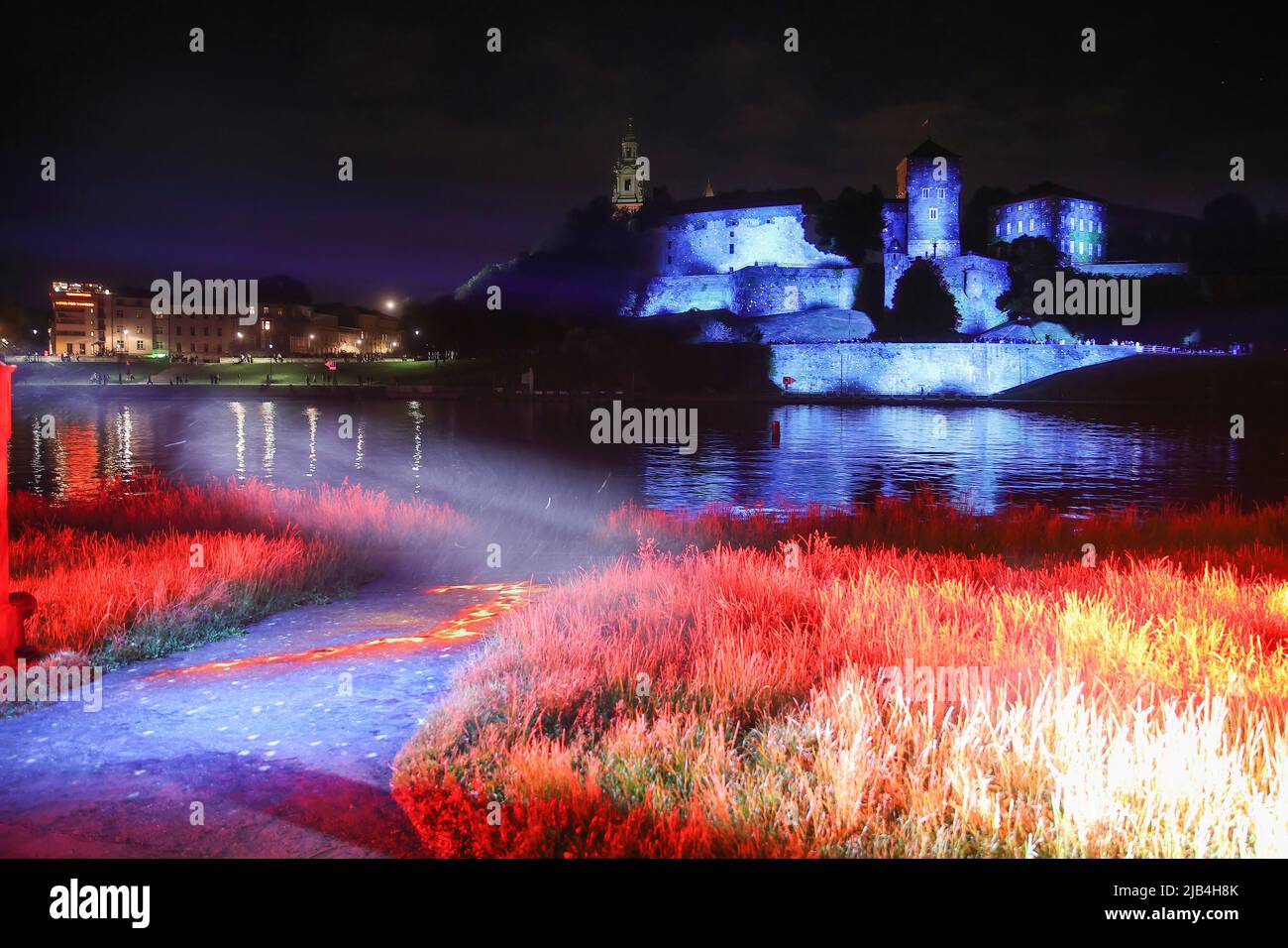 Una vista notturna del Castello di Wawel illuminata con temi dal programma televisivo 'stranger Things', come parte di una campagna promozionale per l'ultima stagione. Foto Stock