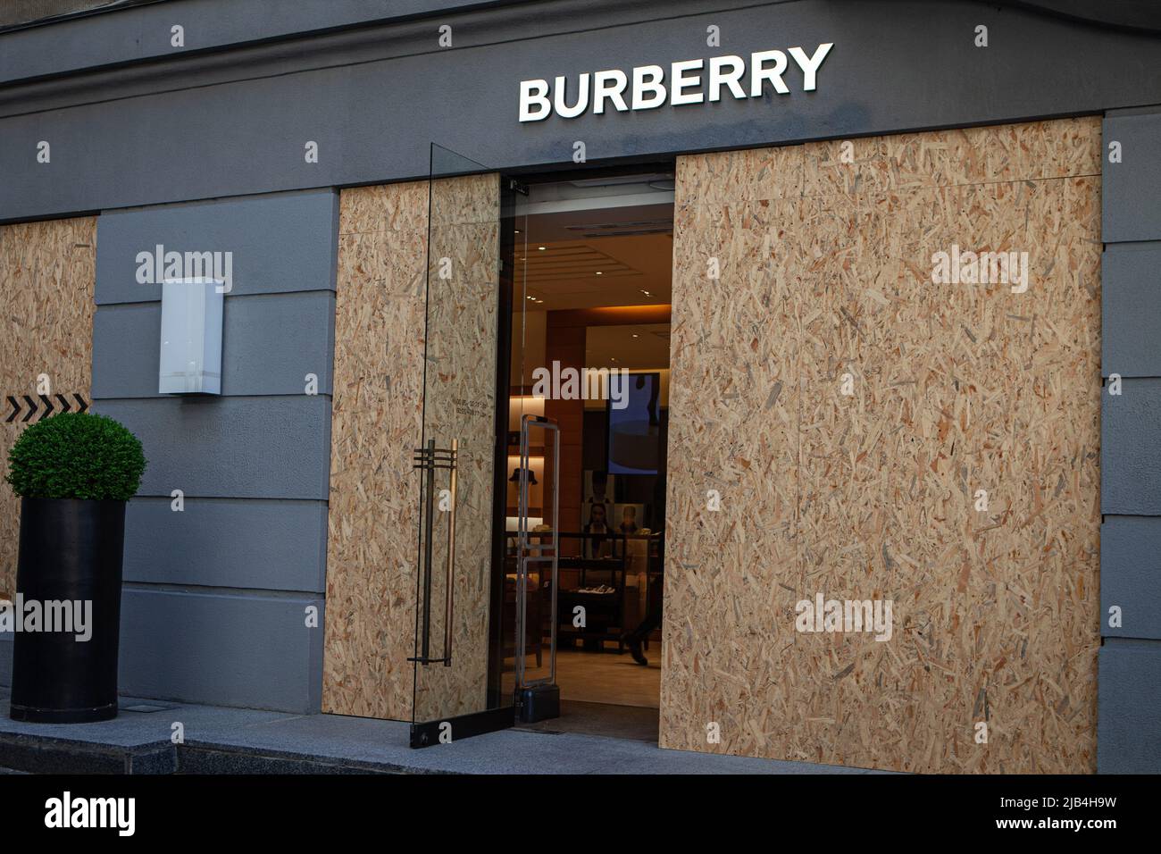 Kiev, Ucraina. 24th maggio 2022. Burberry, un marchio di abbigliamento  britannico, rimane aperto nel centro di Kiev anche se continua a proteggere  le sue finestre da potenziali attacchi missilistici. Tre mesi dopo