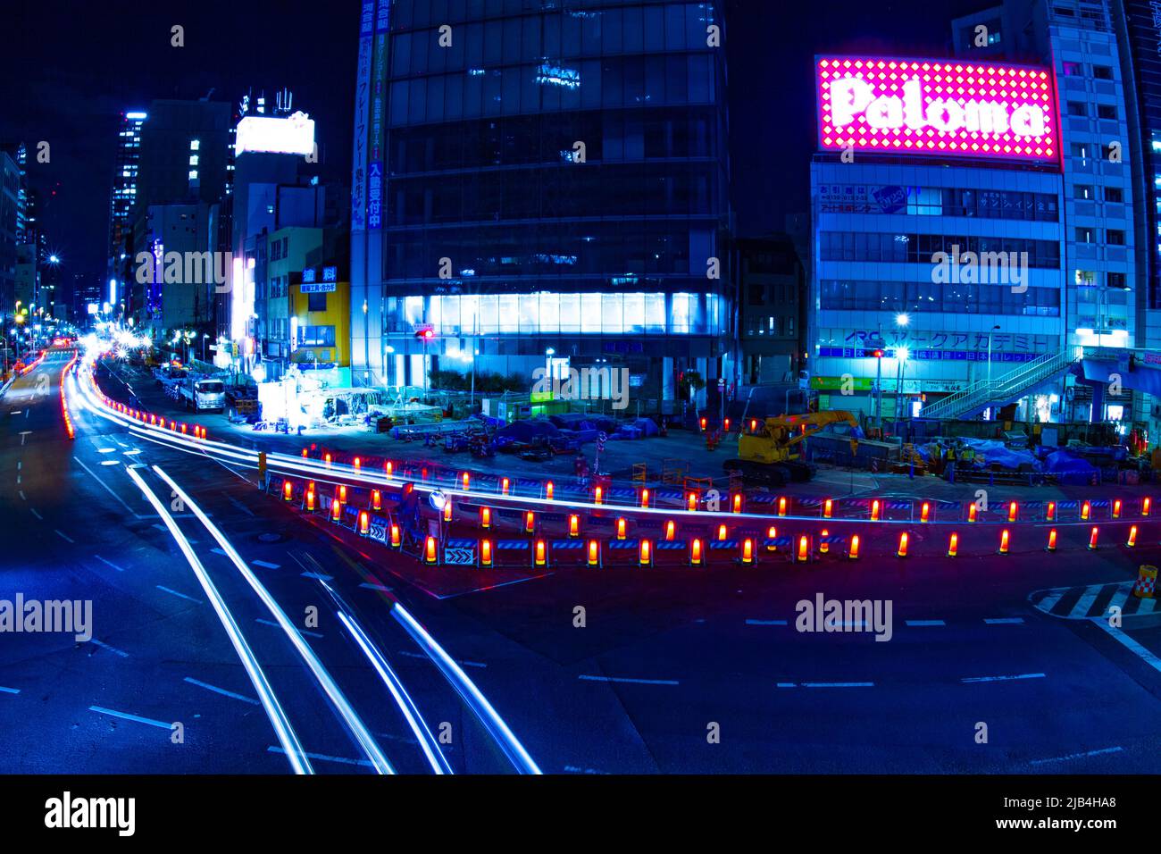 La strada urbana notturna nella città degli affari di Tokyo Foto Stock
