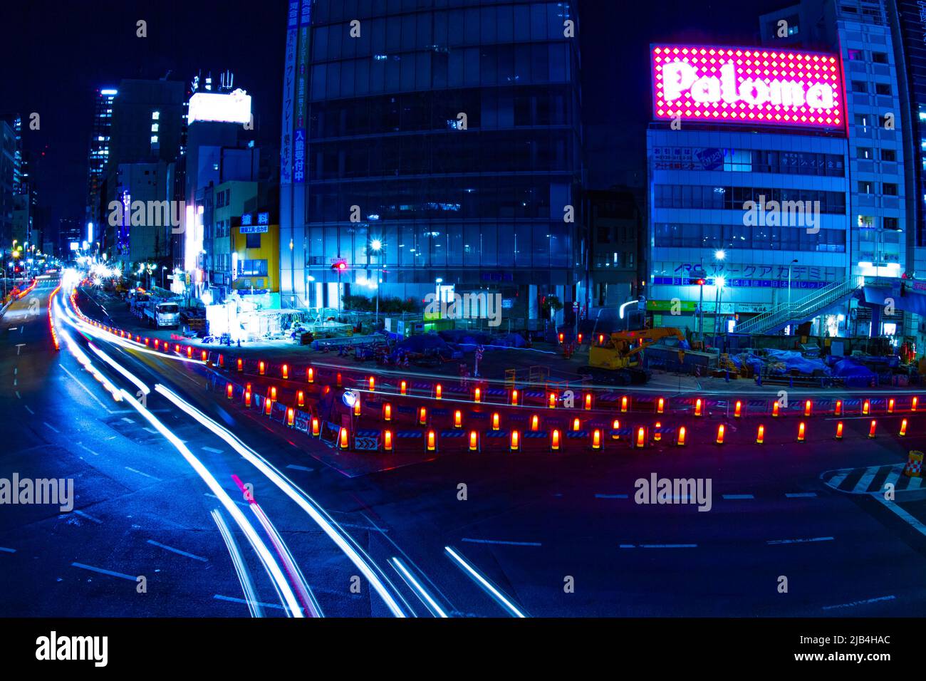 La strada urbana notturna nella città degli affari di Tokyo Foto Stock