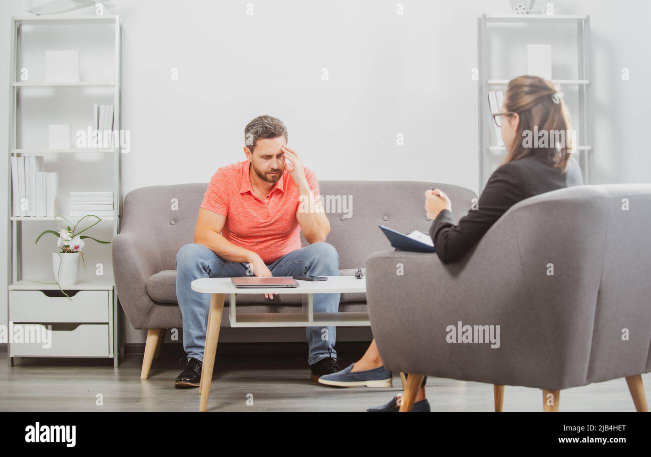 L'uomo che parla allo psicologo dei problemi di dipendenza da abuso. Assistente sociale che consiglia i genitori. Foto Stock