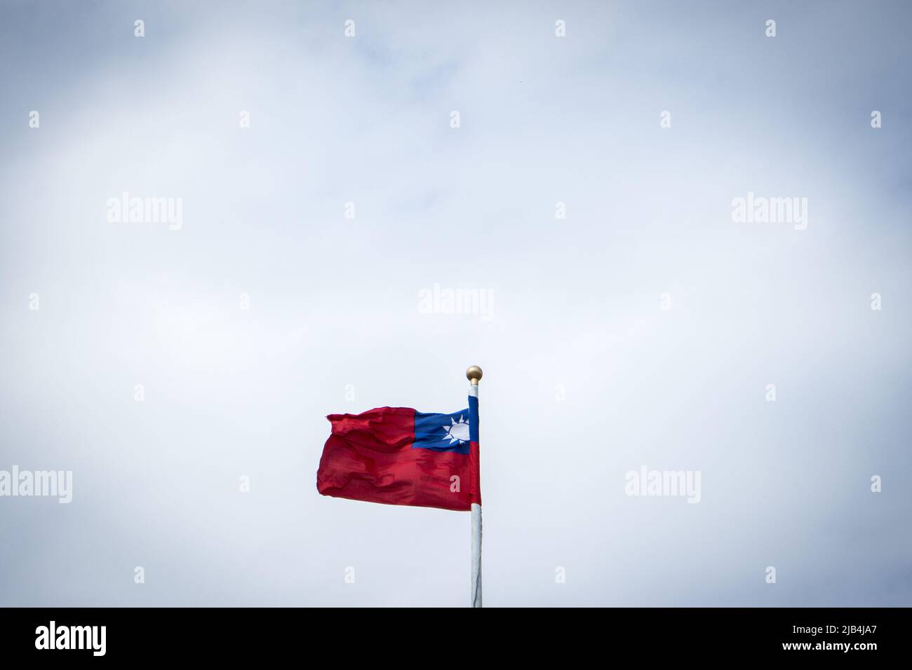 Impiccato bandiera taiwanese nel cielo Foto Stock