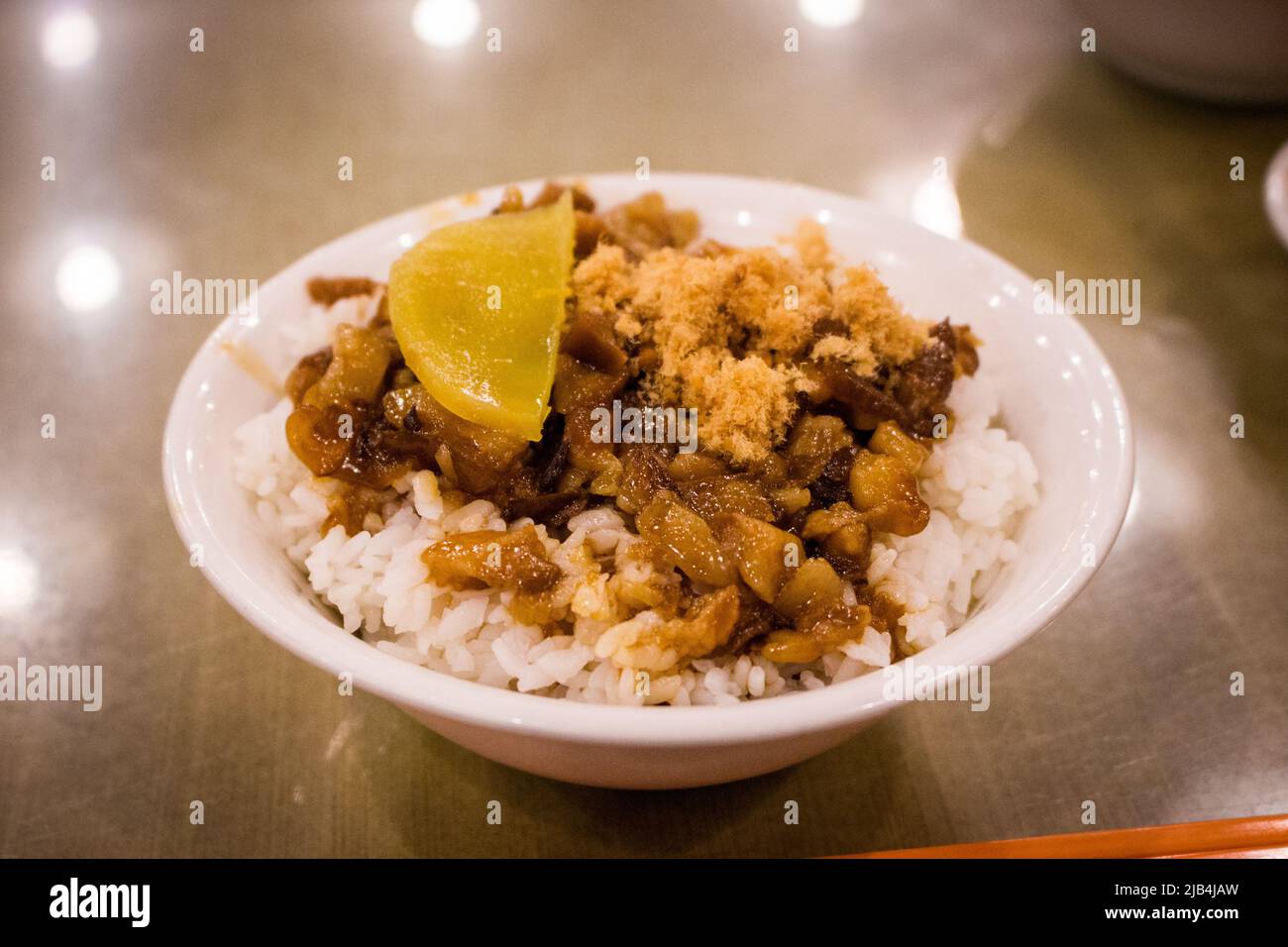 Lo bah png, piatto di riso taiwanese tritato di maiale, al tavolo nel ristorante locale. Lo bah png è un tipo di piatto di gaifan (visto a Taiwan e Fujian meridionale) Foto Stock