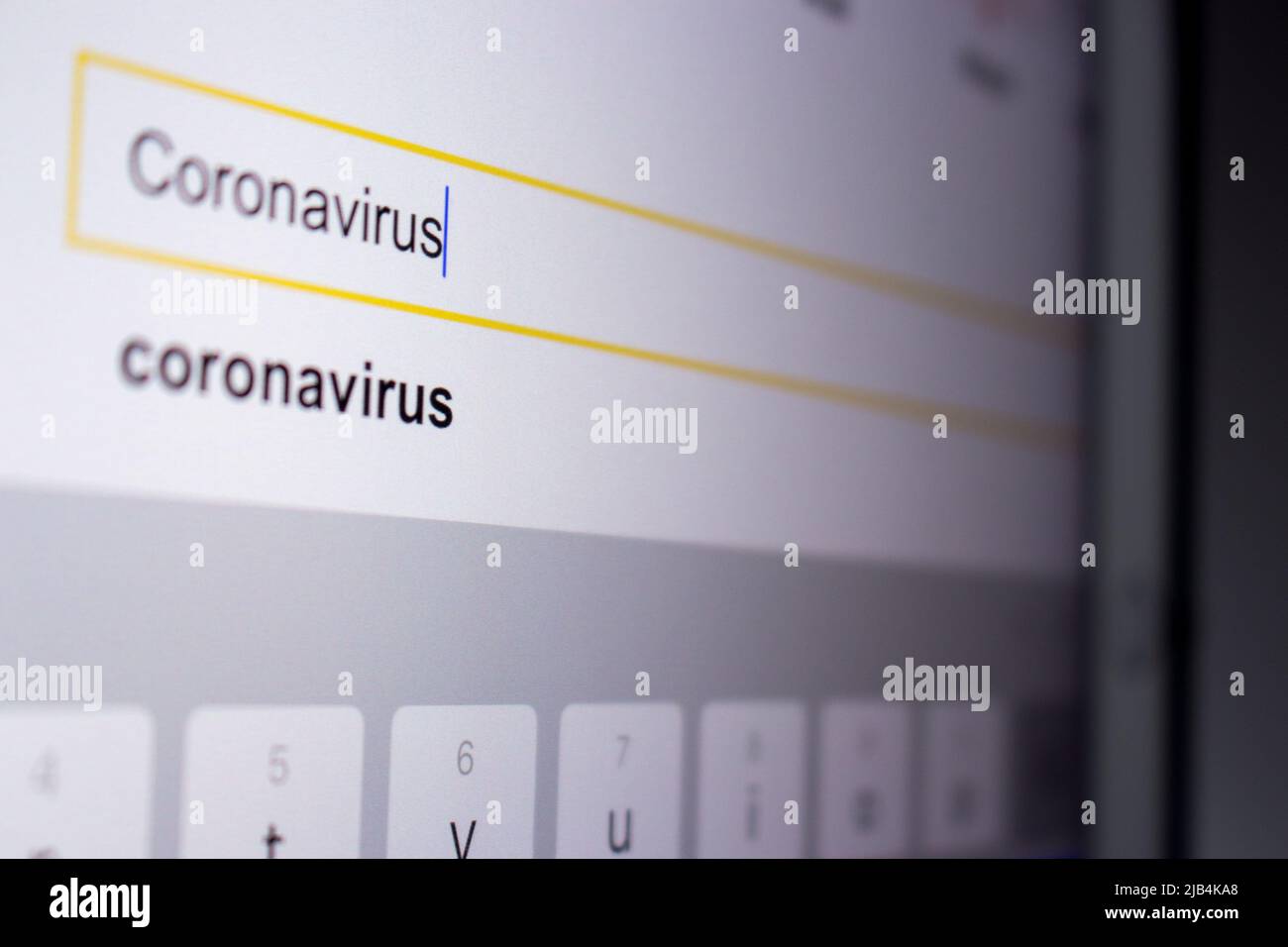 Coronavirus nella barra di ricerca nel motore di ricerca sullo schermo del tablet. Foto Stock