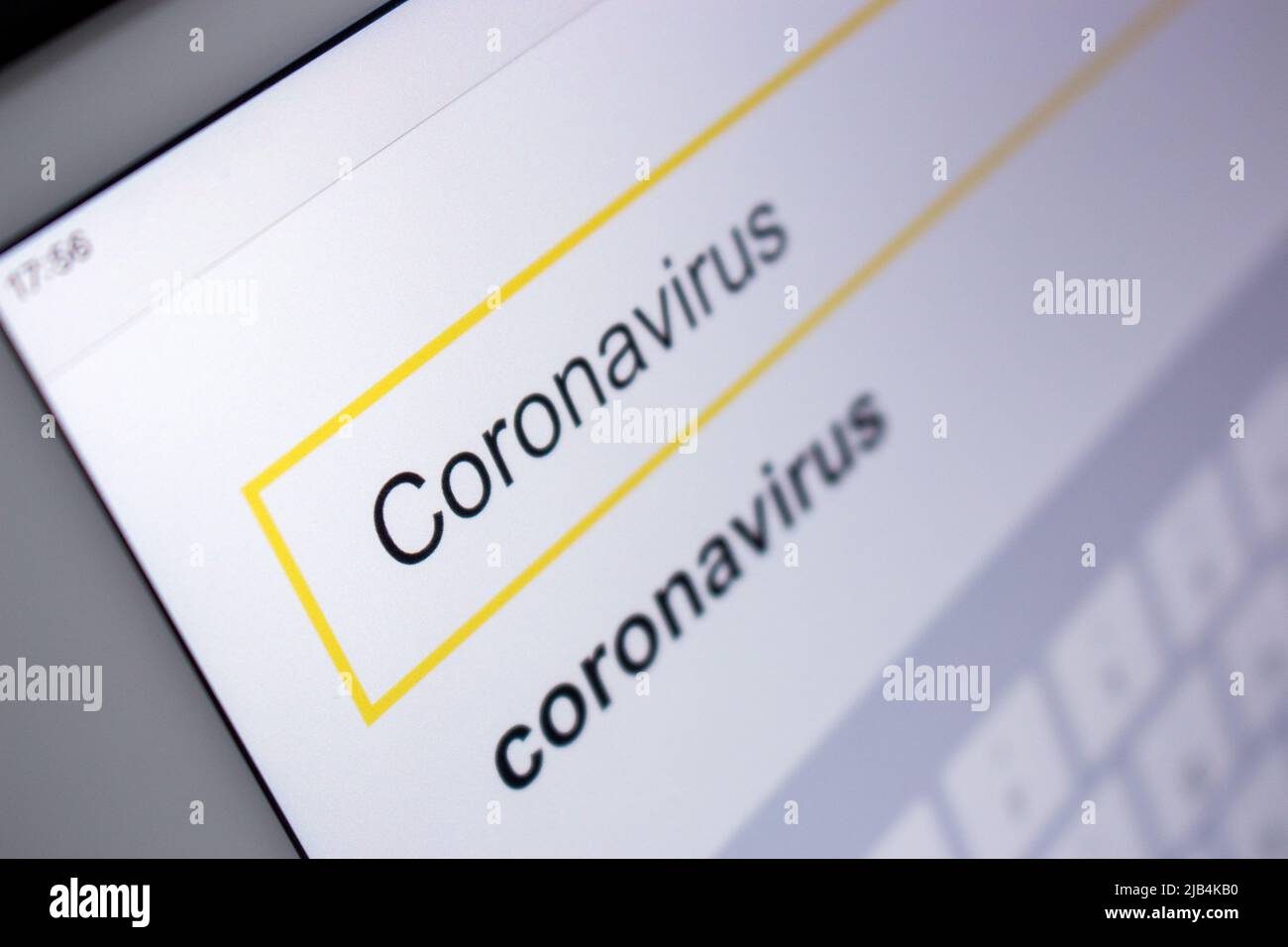 Coronavirus nella barra di ricerca nel motore di ricerca sullo schermo del tablet. Foto Stock