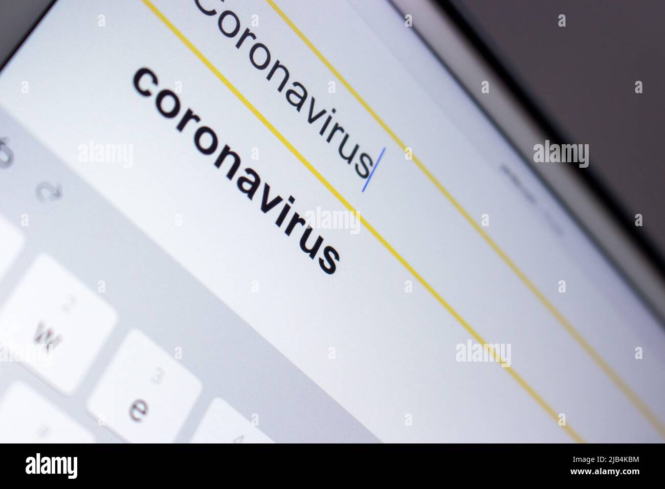 Coronavirus nella barra di ricerca nel motore di ricerca sullo schermo del tablet. Foto Stock