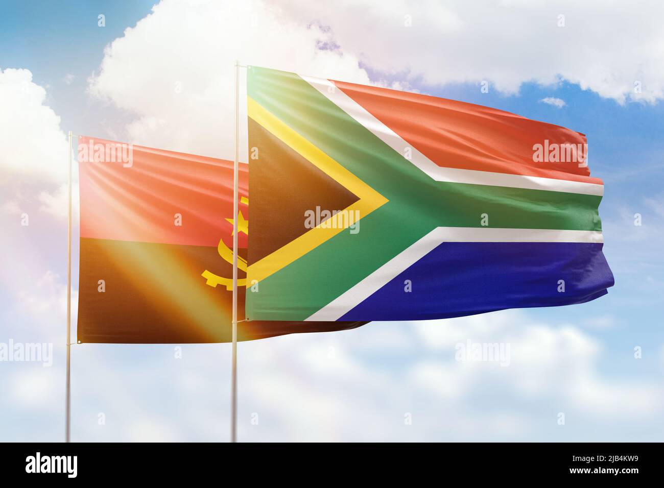 Cielo azzurro soleggiato e bandiere del Sud africa e dell'angola Foto Stock