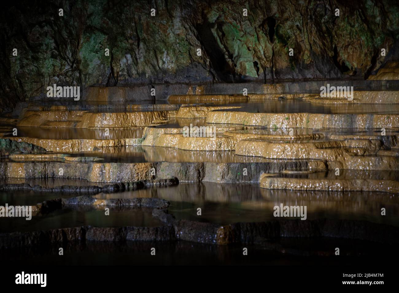 Una caverna di soluzione (grotta carsica) nel buio nella caverna di Akiyoshido ad Akiyoshidai, miniera, Yamaguchi / GIAPPONE Foto Stock