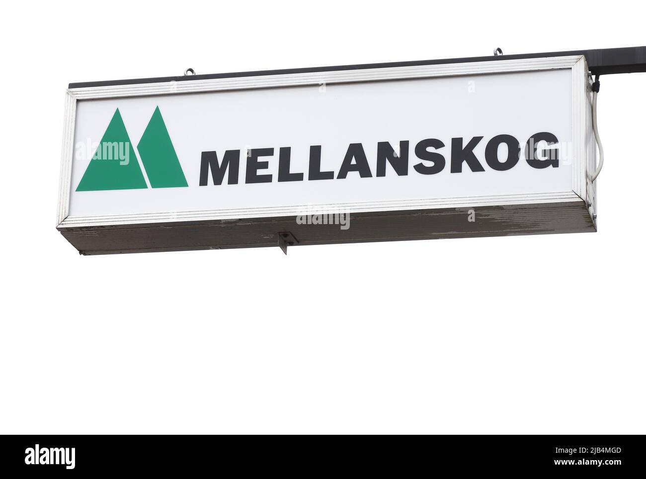 Sveg, Svezia - 29 maggio 2022: Il logo dell'organizzazione proprietario della foresta cooperativa Mellanskog e firma contro un cielo luminoso. Foto Stock