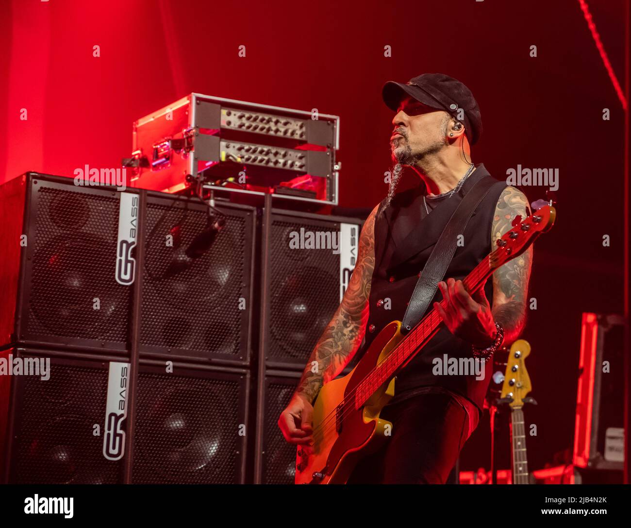 6 maggio 2022, Napoli, Campania, Italia: Tappa napoletana del Live on Stage di LITFIBA alla Casa della Musica c/o Palapartenope a Napoli 6 e 7 maggio 2022, tutto esaurito. Grande concerto di PIERO PELU' e GHIGO RENZULLI con il fedele Luca ''Luc Mitraglia'' Martelli alla batteria, Fabrizio 'Simoncioni' sulle tastiere e dado ''Black dado'' Neri al basso, Fatto passare il pubblico attraverso i delirici 40 + 2 anni di storia della band nella scenografia disegnata da Piero PelÃ¹ ci sono quattro grandi ''XXXX'' che rappresentano i 40 anni di Litfiba in numeri romani. (Credit Image: © Giovanni Espo Foto Stock