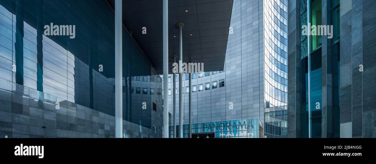 Panorama, architettura moderna di vetro e cemento, facciate di City-Hochhaus, MDR-Kubus e Paulinum dell'Università, Lipsia, Sassonia, Germania Foto Stock