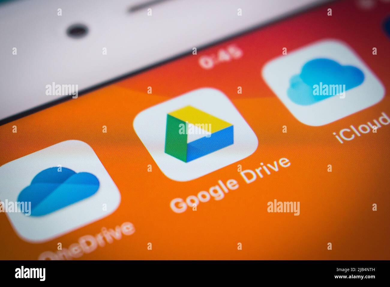 Google Drive, un servizio di archiviazione e sincronizzazione dei file di Google, con altri servizi di archiviazione cloud (OneDrive, iCloud e Dropbox) su iPhone Foto Stock