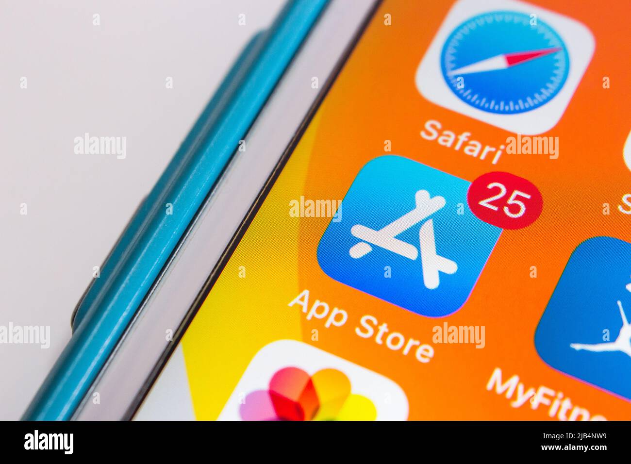 App Store Icon, una piattaforma di distribuzione digitale sviluppata e gestita da Apple Inc., per applicazioni mobili su iOS e iPadOS, con badge 25 su iPhone Foto Stock