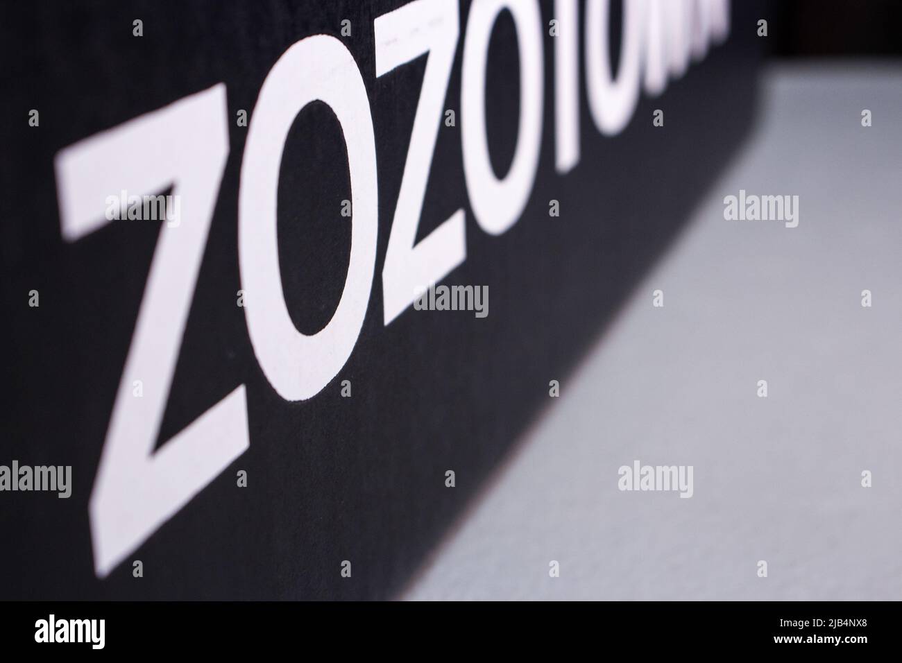 Kumamoto, Giappone - 2 apr 2020 : logo ZOZOTOWN su scatola di cartone. Si tratta di un negozio online di moda lanciato nel 2004 dal miliardario giapponese Yusaku Maezawa Foto Stock