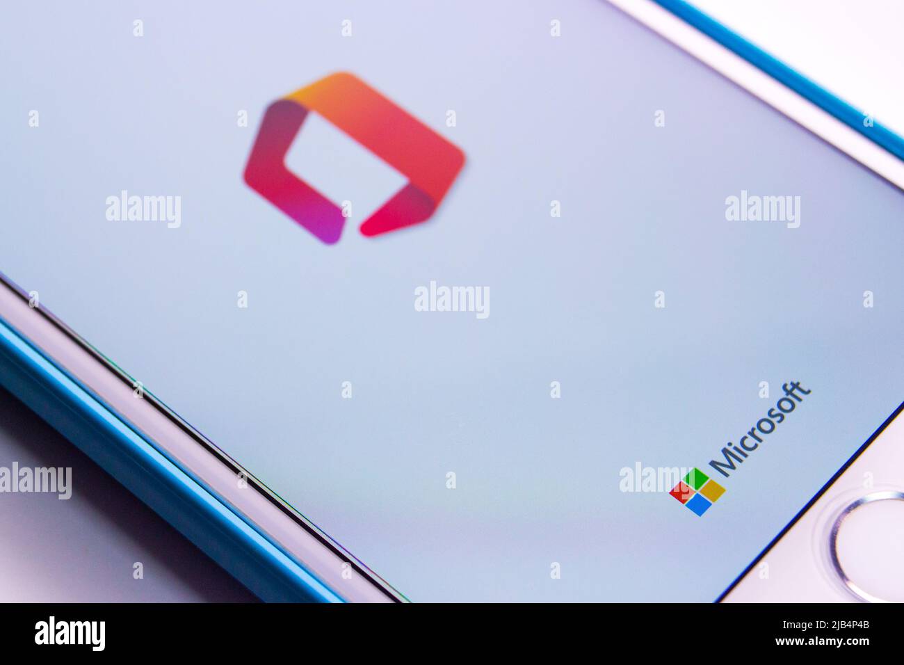 Logo Microsoft Office su iPhone. Microsoft Office, o semplicemente Office, è una famiglia di software client, software server e servizi Microsoft Foto Stock