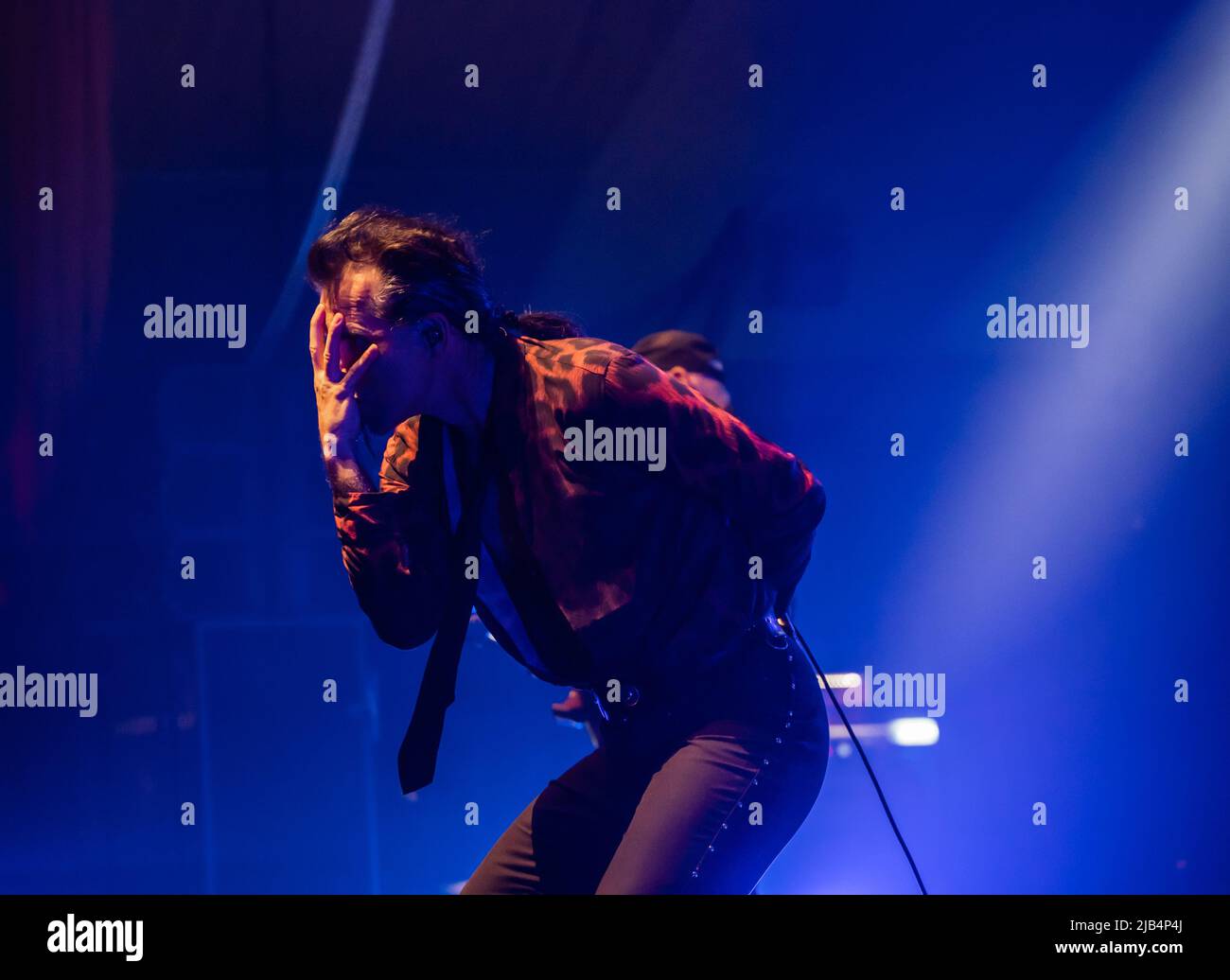 6 maggio 2022, Napoli, Campania, Italia: Tappa napoletana del Live on Stage di LITFIBA alla Casa della Musica c/o Palapartenope a Napoli 6 e 7 maggio 2022, tutto esaurito. Grande concerto di PIERO PELU' e GHIGO RENZULLI con il fedele Luca ''Luc Mitraglia'' Martelli alla batteria, Fabrizio 'Simoncioni' sulle tastiere e dado ''Black dado'' Neri al basso, Fatto passare il pubblico attraverso i delirici 40 + 2 anni di storia della band nella scenografia disegnata da Piero PelÃ¹ ci sono quattro grandi ''XXXX'' che rappresentano i 40 anni di Litfiba in numeri romani. (Credit Image: © Giovanni Espo Foto Stock