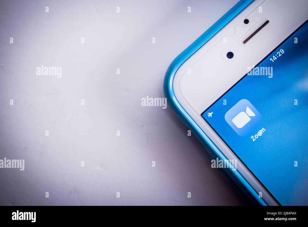 Servizio di videotelefonia e chat online applicazione Zoom su iPhone. Zoom Video Communications, Inc. È un'azienda statunitense di tecnologia delle comunicazioni con sede a San Jose, California Foto Stock