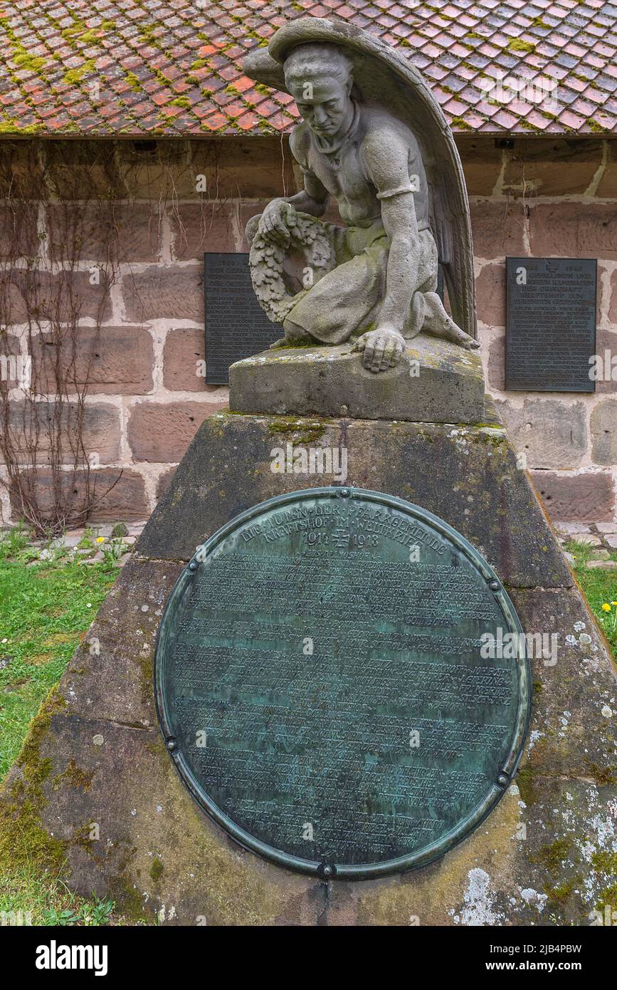 Monumento di guerra con scultura, commemorazione della prima guerra mondiale, dal 1914 al 1918, chiesa fortificata di San Giorgio, Neunhof vicino Norimberga, Medio Foto Stock