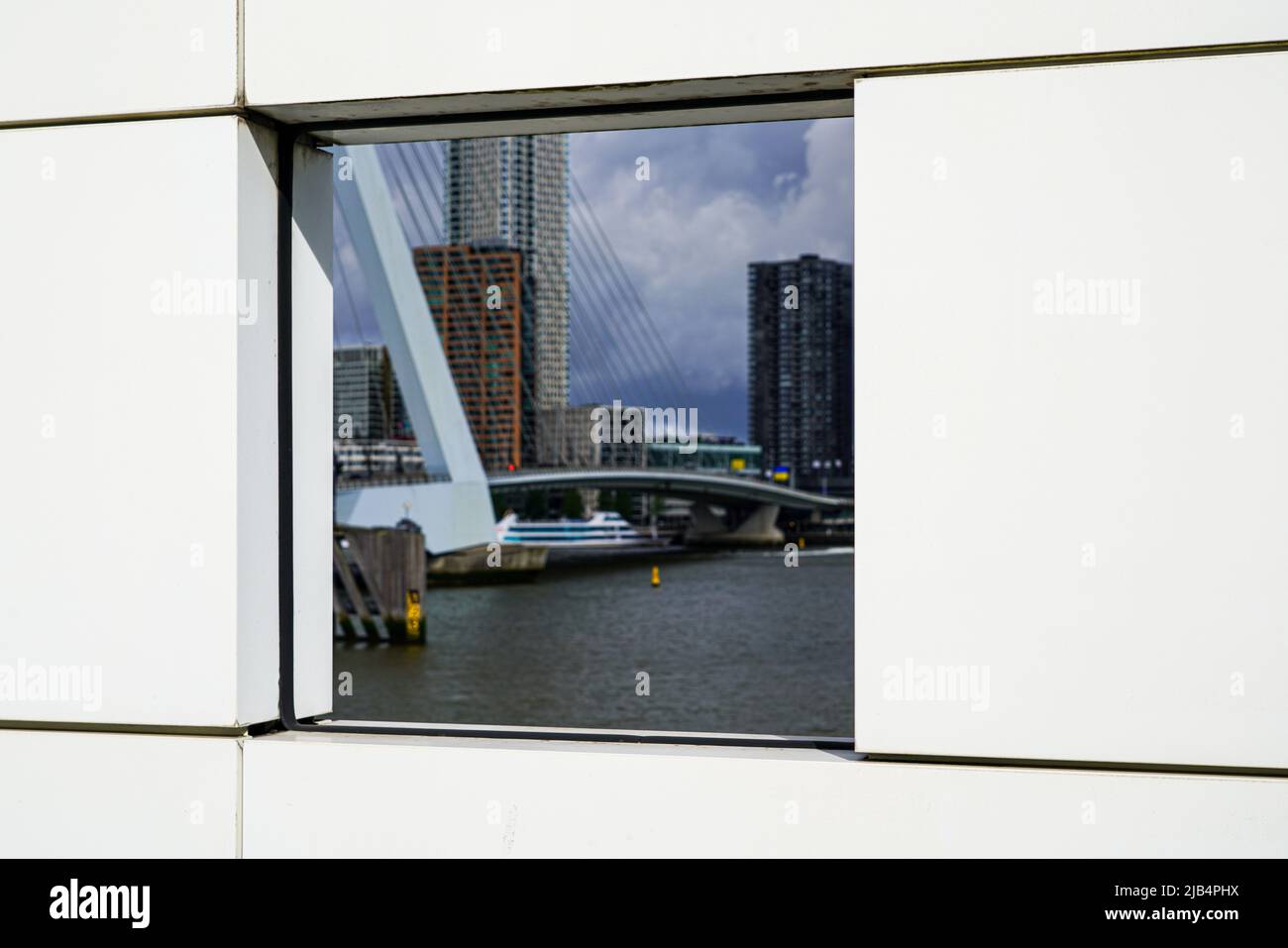 Al Kop van Zuid di Rotterdam, 5/26-22, Paesi Bassi presso il ponte Erasmus, una piattaforma panoramica che può essere salita tramite scale. Foto Stock