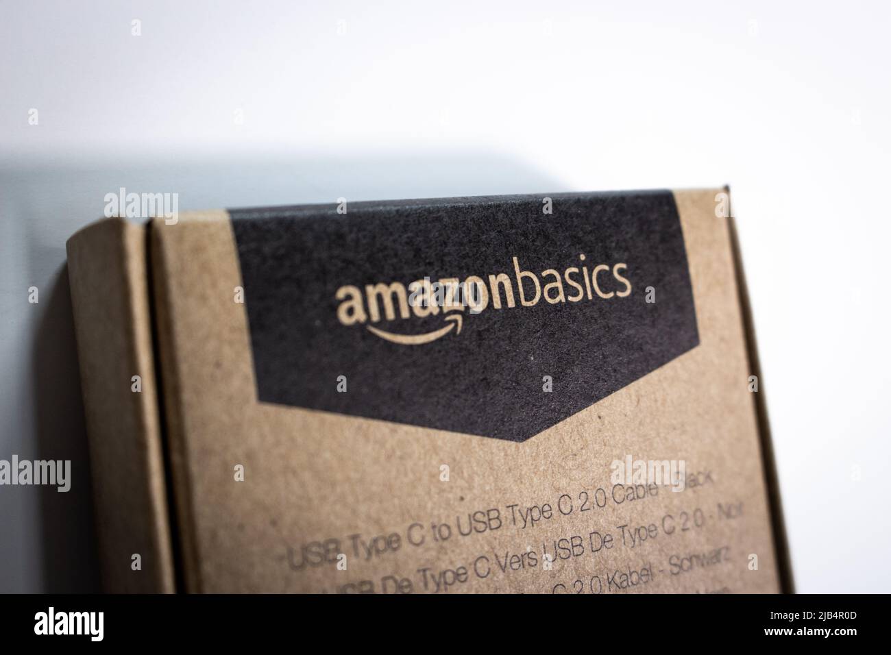 Kumamoto, Giappone - Agosto 3 2020 : scatola di cartone AmazonBasics. AmazonBasics è un marchio privato che offre articoli per la casa, forniture per ufficio e accessori tecnologici Foto Stock