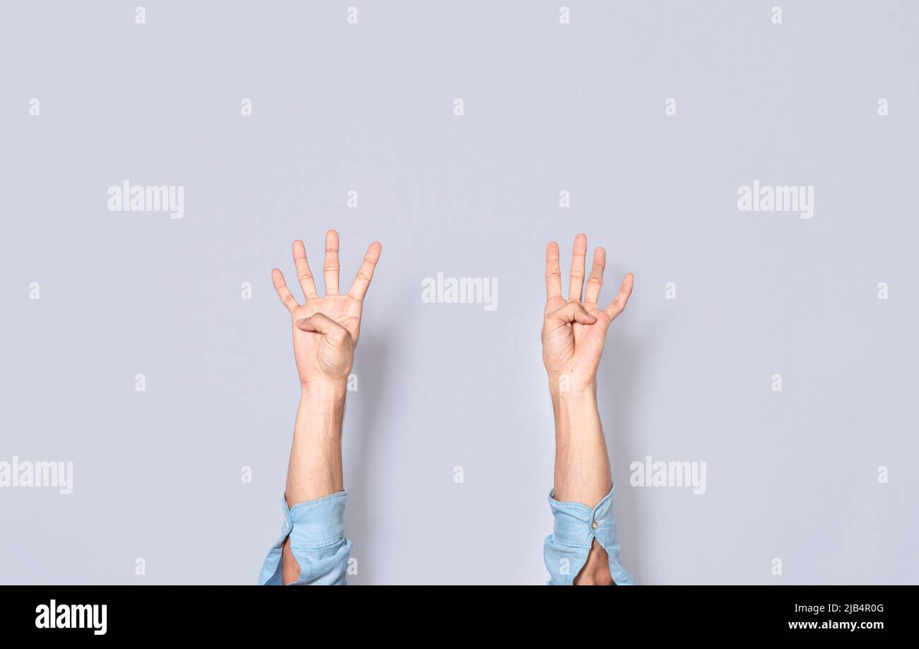 Mani uomo contando quattro, dita contando quattro, dita mano contando quattro su sfondo isolato, conto alla rovescia Foto Stock