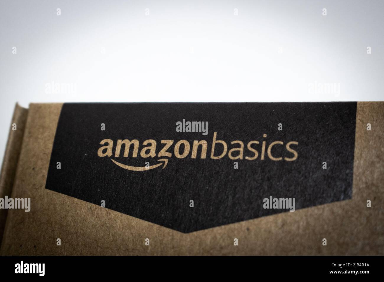 Kumamoto, Giappone - Agosto 3 2020 : scatola di cartone AmazonBasics. AmazonBasics è un marchio privato che offre articoli per la casa, forniture per ufficio e accessori tecnologici Foto Stock