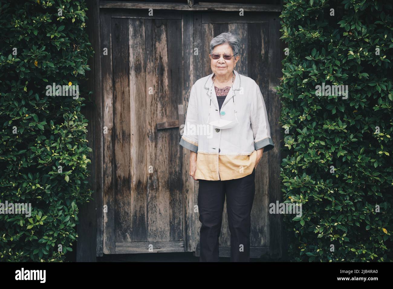 anziano anziano anziano anziano anziano che riposa camminando rilassante in giardino Foto Stock