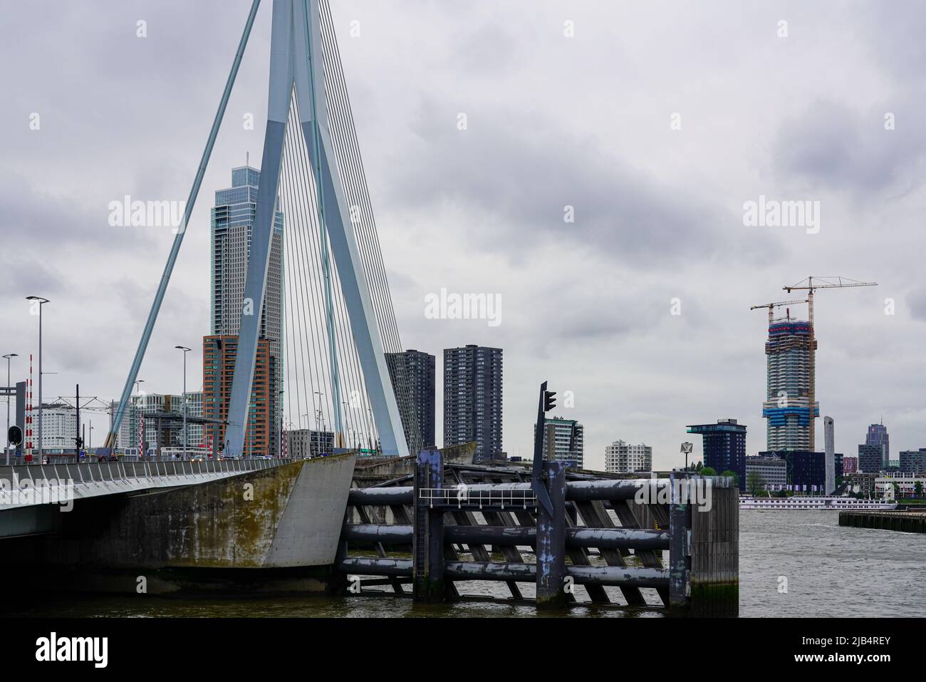 Die 802 Meter lange Erasmusbrücke, Architekt Van Berkel & Bos, mit Hochhäusern, 25,5.22, Rotterdam, Paesi Bassi. Foto Stock