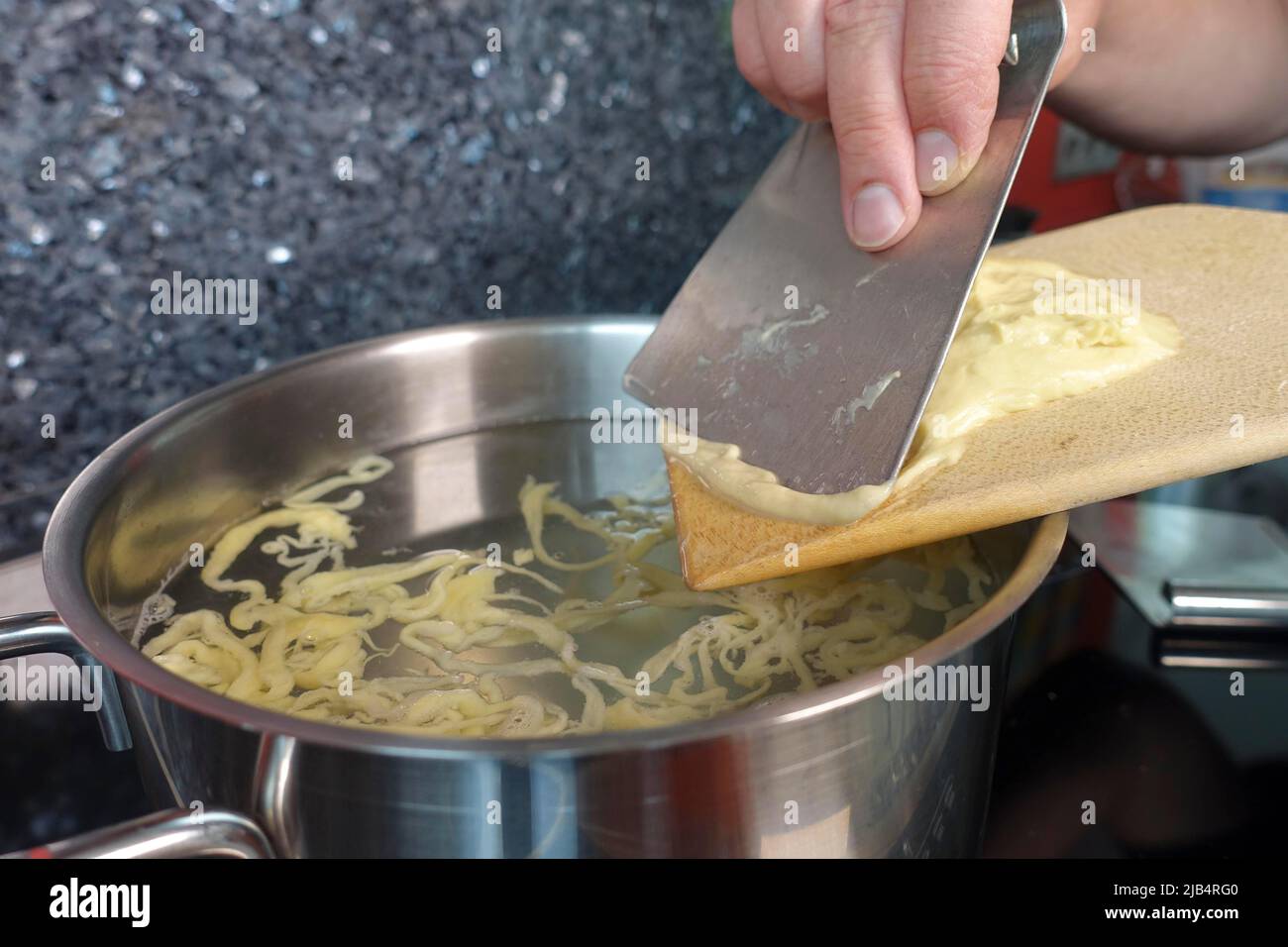 Cucina sveva, preparazione dello spaetzle a mano per la casseruola dello spaetzle, tre tipi di spaetzle, spaetzle classico, pasticceria, pasta cruda grattata Foto Stock