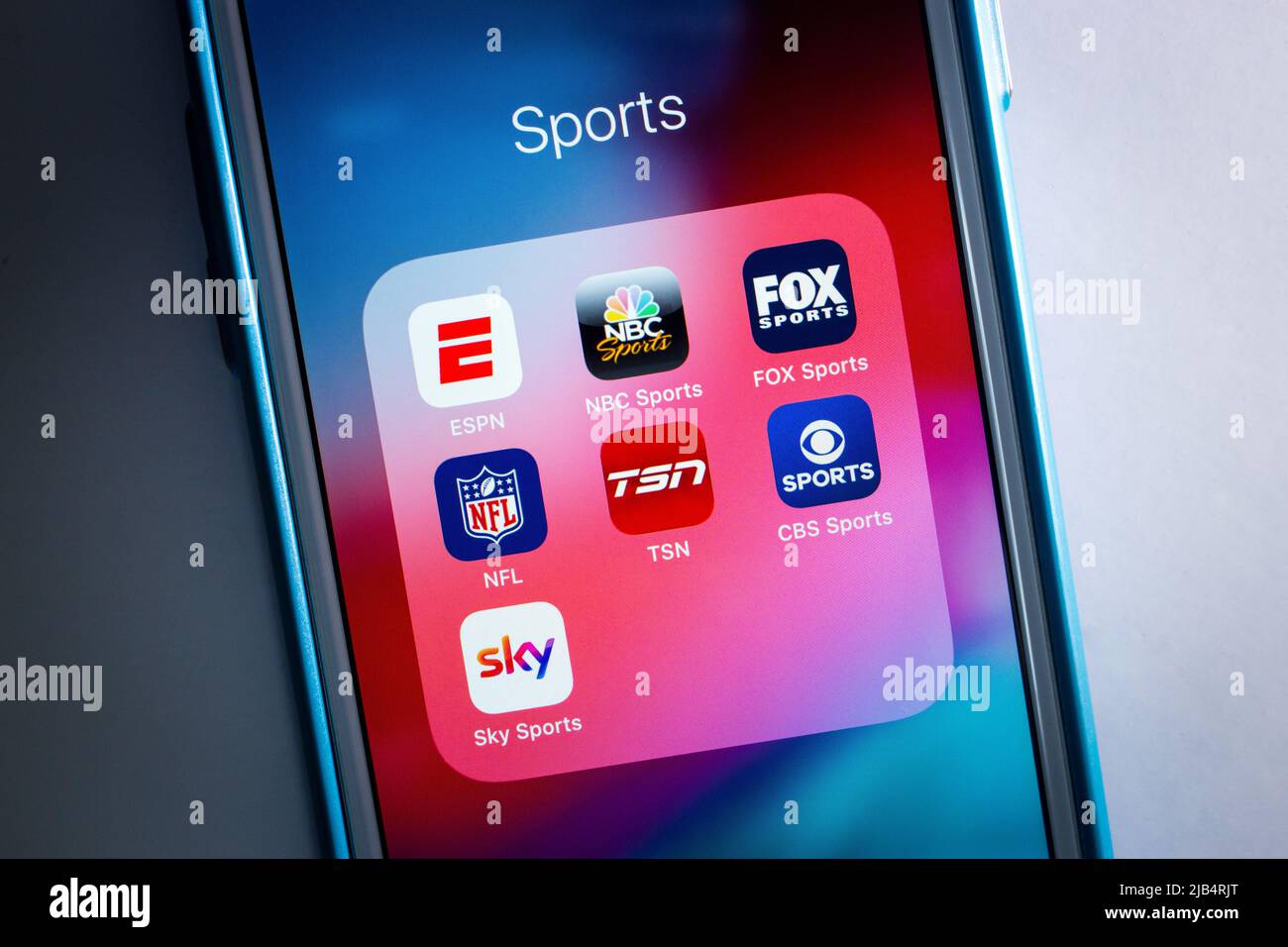 Kumamoto, Giappone - Agosto 17 2020: Loghi delle applicazioni sportive più diffuse. Icone ESPN e concorrenti/alternative (NBC, FOX, NFL, TSN, CBS e Sky) su iPhone Foto Stock