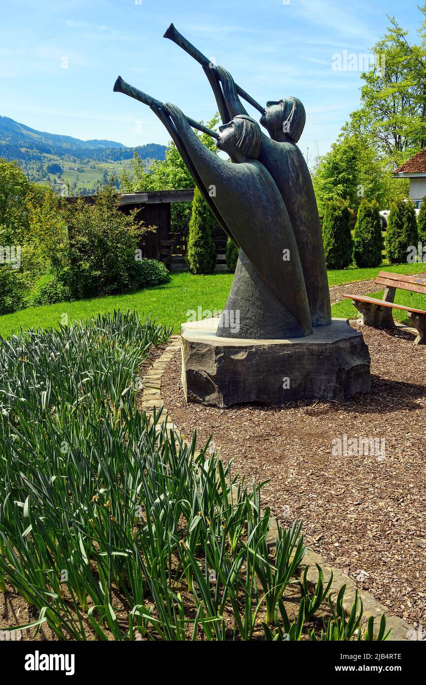Scultura in bronzo "Wake-up call" di Georg Bentele-Uecker, Oberstaufen, Allgaeu, Baviera, Germania Foto Stock