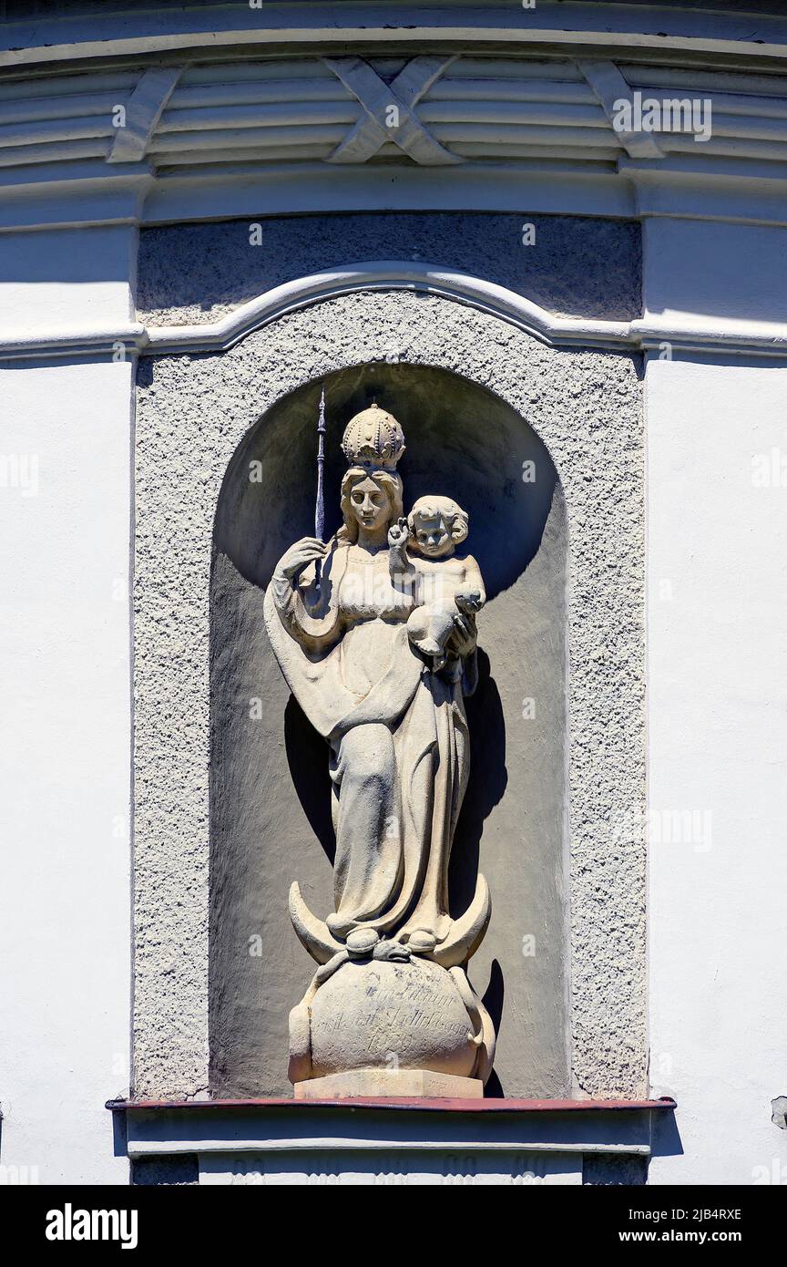 Figura di Maria con corona, scettro e Gesù Bambino, Chiesa parrocchiale di San Pietro e Paolo, 'Domo des Westallgaeus', chiesa neobarocca del 1914 Foto Stock
