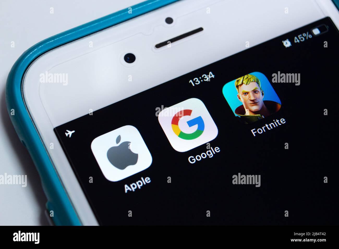 Kumamoto, Giappone - Agosto 27 2020: Icona Apple, Google e Fortnite su iPhone. Apple e Google hanno vietato l'app Fortnite da App Store / Google Play nell'agosto 2020 Foto Stock