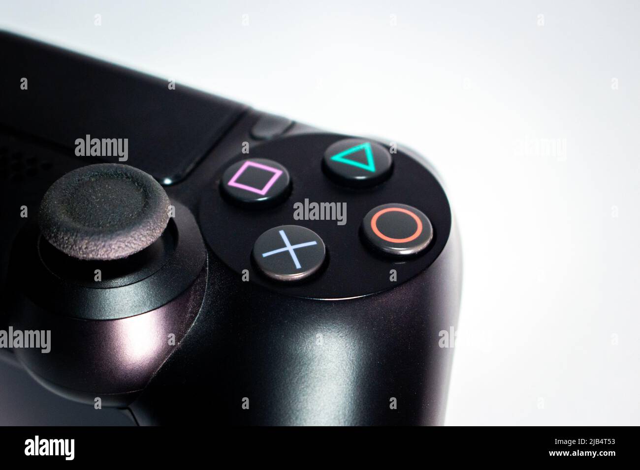 Immagine approssimativa del controller DualShock 4 sul tavolo. PlayStation 4 (PS4) è una console per videogiochi di 8th generazione sviluppata da Sony computer Entertainment Foto Stock
