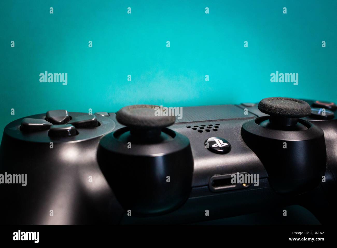 Controller DUALSHOCK 4 su bg verde. PlayStation 4 (PS4) è una console per videogiochi di 8th generazione sviluppata da Sony computer Entertainment. Foto Stock